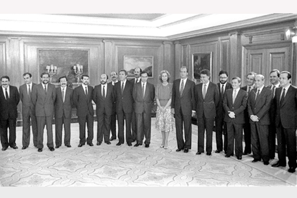 26/07/1986. Gabinete de julio de 1986 a julio de 1988. El nuevo Gobierno, junto a los Reyes tras prometer sus cargos el vicepresidente y los ministros 26/07/1986. Gabinete de julio de 1986 a julio de 1988. El nuevo Gobierno, junto a los Reyes tras prometer sus cargos el vicepresidente y los ministros