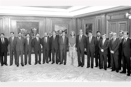 26/07/1986. Gabinete de julio de 1986 a julio de 1988. El nuevo Gobierno, junto a los Reyes tras prometer sus cargos el vicepresidente y los ministros
