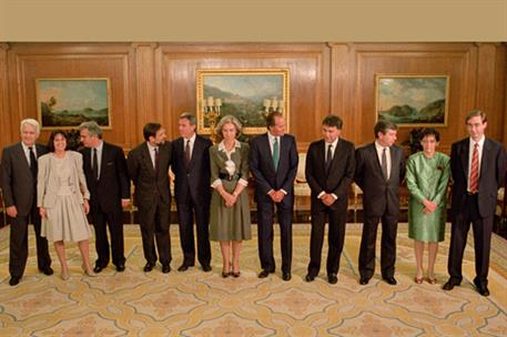 12/07/1988. Gabinete de julio de 1988 a diciembre de 1989. Los Reyes, con el presidente del Gobierno y los nuevos ministros.. Gabinete de ju...