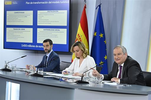 Pablo Bustinduy, Pilar Alegría y Jordi Hereu, durante la rueda de prensa tras el Consejo de Ministros