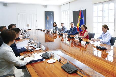 11/06/2025. El presidente recibe al vicepresidente de China. El presidente del Gobierno, Pedro Sánchez, y el vicepresidente de la República ...