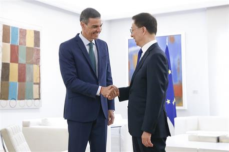 11/06/2025. El presidente recibe al vicepresidente de China. El presidente del Gobierno, Pedro Sánchez, y el vicepresidente de la República ...