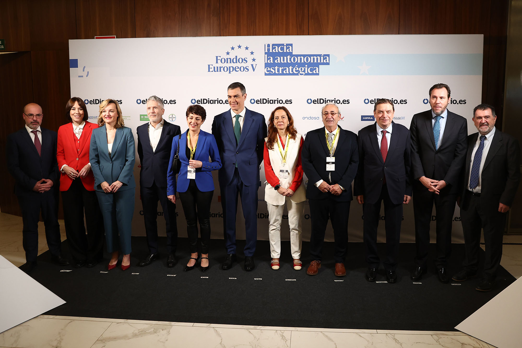 El presidente del Gobierno, Pedro Sánchez, junto a parte de su ejecutivo y participantes del foro.