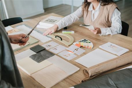 Trabajadores de diseño en despacho