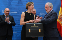 Isabel García Tejerina recibe la cartera de manos de su antecesor (foto: Pool Moncloa) Isabel García Tejerina recibe la cartera de manos de su antecesor (foto: Pool Moncloa)